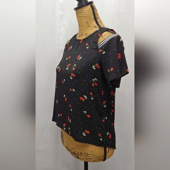 Gypsies & Moondust Cold Shoulder Cherry Print Short Sleeve Blouse Top Sz XS ๐ - Picture 3 of 9